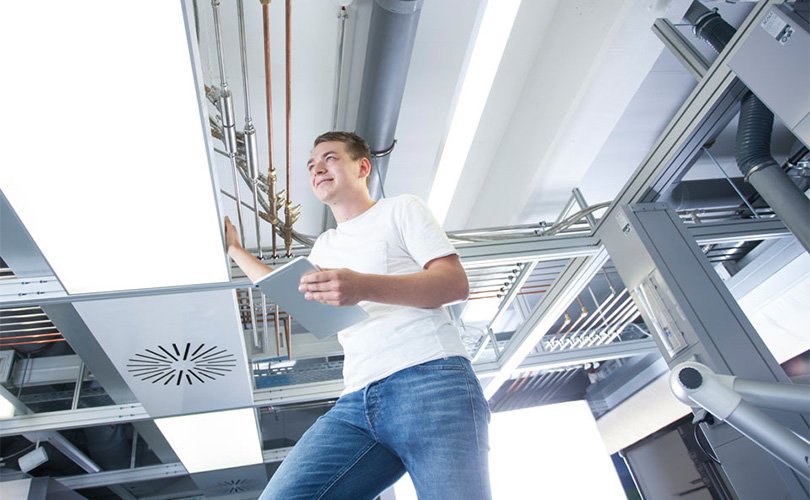 Fachkraft plant Laborlösungen