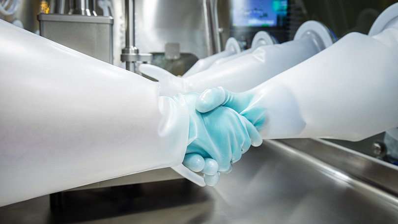 Greifarme mit Schutzhandschuhen im Isolator