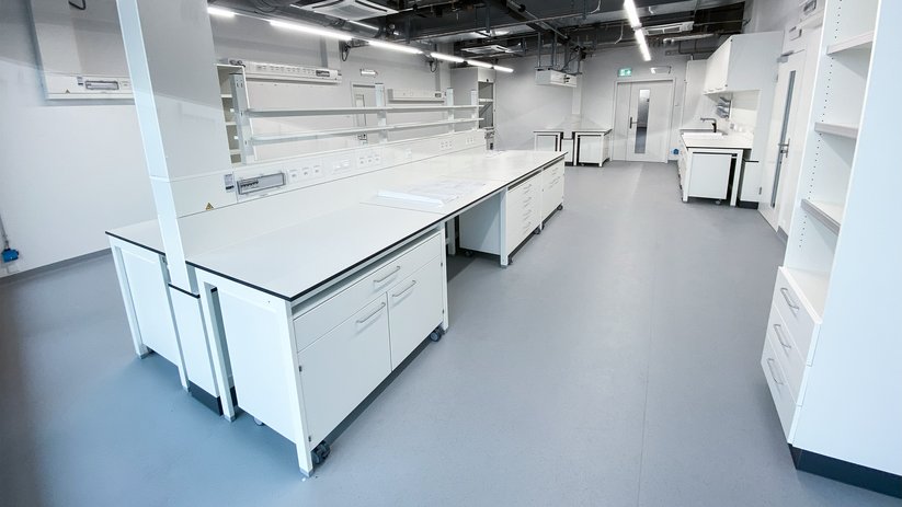 Laboratory equipment with base cabinets