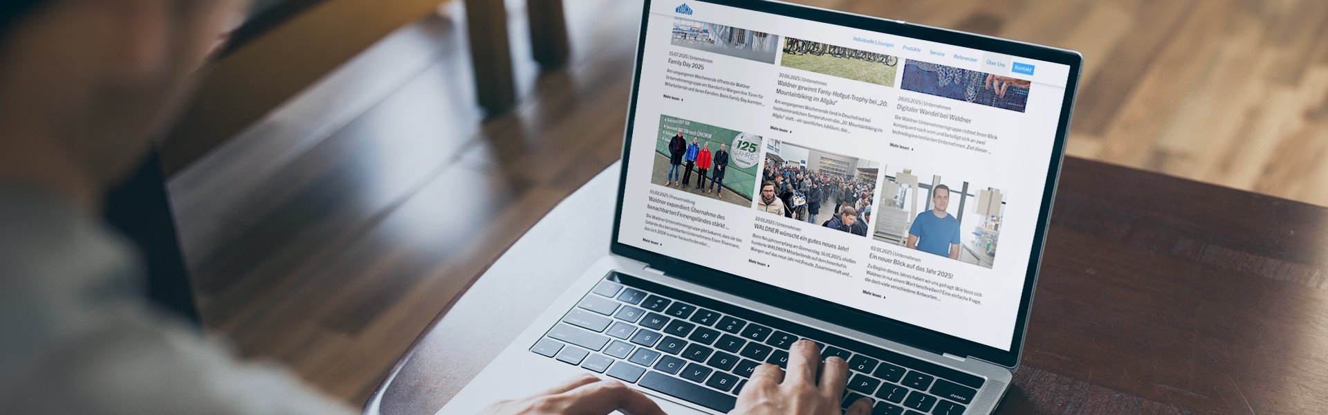 Person scrollt am Laptop durch die News von Waldner