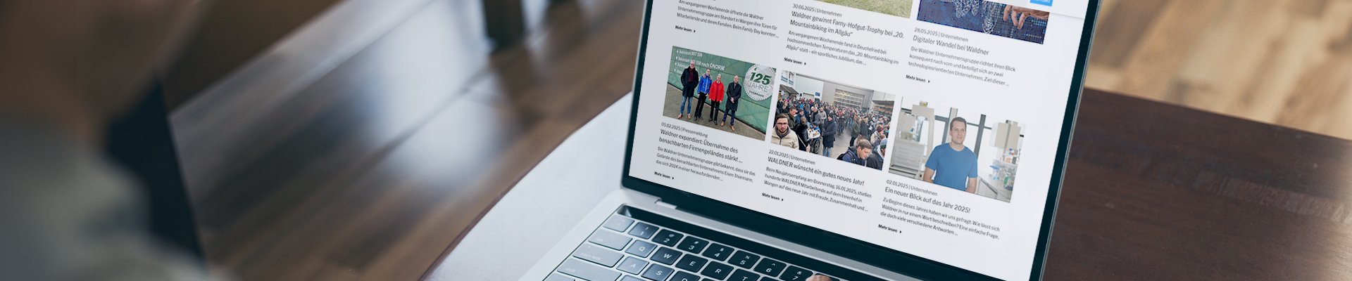 Person scrollt am Laptop durch die News von Waldner