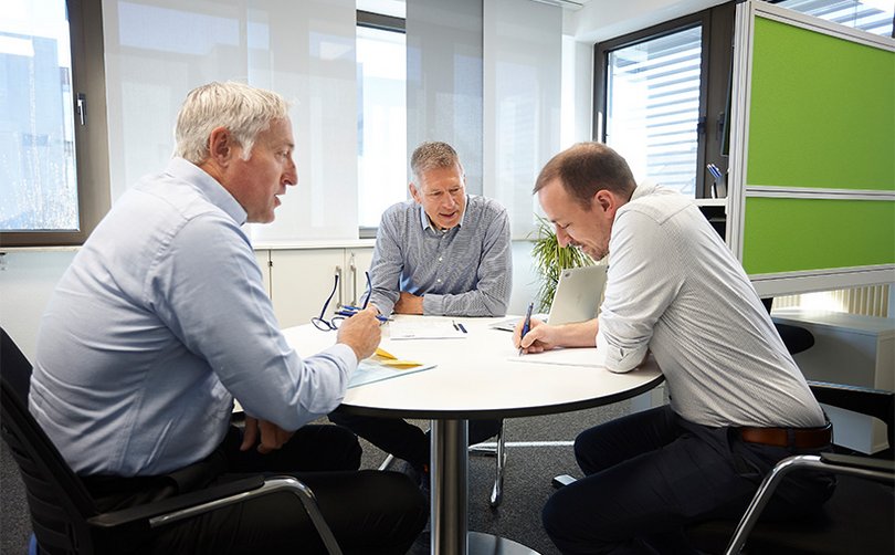 Meetingrunde plant Wartungs- und Stillstandszeiten