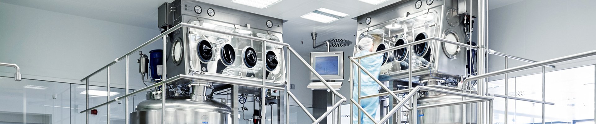 Person an Prozessanlage