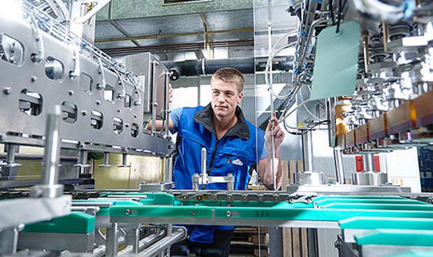 man at Dosomat filling machine