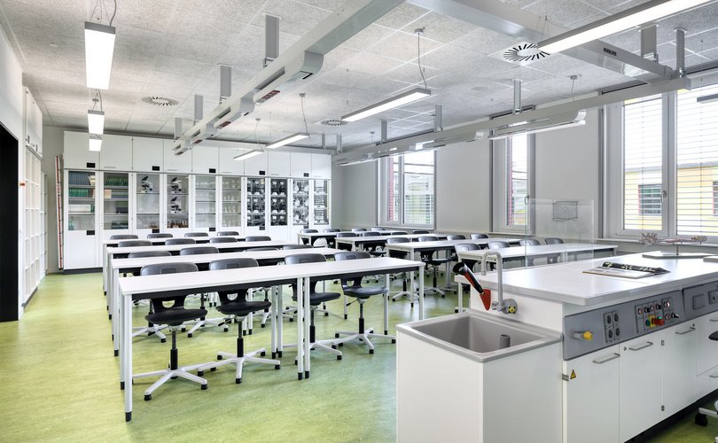 Laborraum mit Lehrertisch an der Frontseite