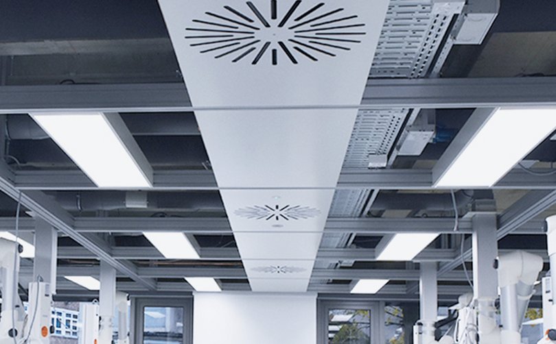 Modulare Decke mit Belüftungs- und Lichtelementen