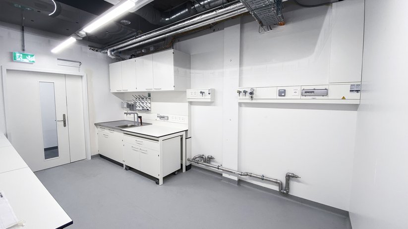 Preparation room with laboratory basin