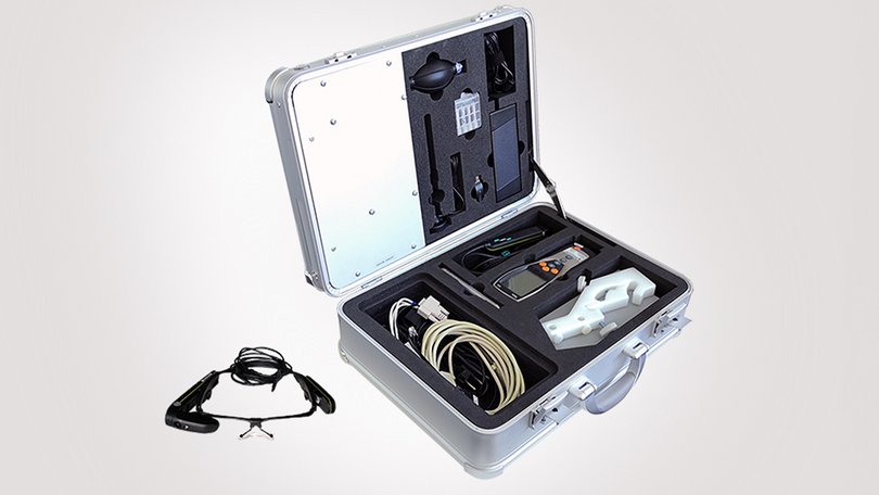 Servicekoffer mit technischen Geräten und Kabeln