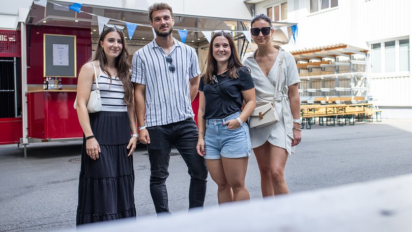 Personengruppe lächelt in die Kamera am Family Day