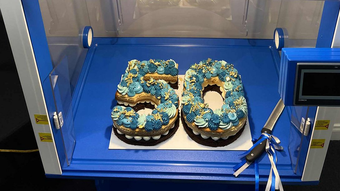 SafeGuard-Abzug mit besonderem Inhalt: die Torte zum 50-jährigen Jubiläum.