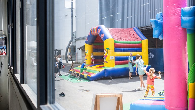 Hüpfburg mit Kindern