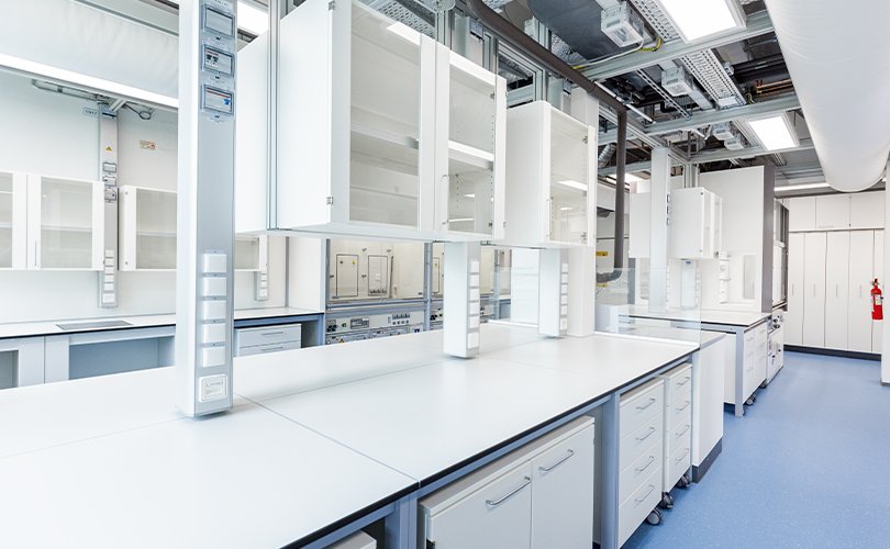 Modern eingerichtetes Labor mit Arbeitsplätzen