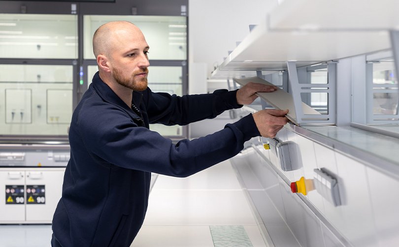 Monteur montiert Elemente am Laborarbeitsplatz.