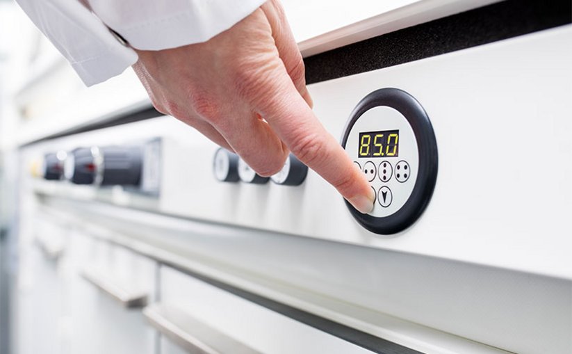 Electric height adjustment of the Secuflow Vision fume hood