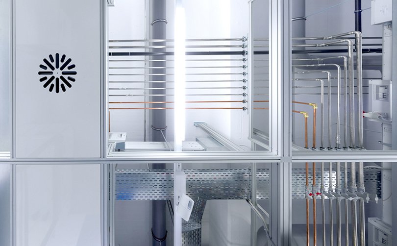 Sanitärleitungen und Anschlüsse in technischer Umgebung