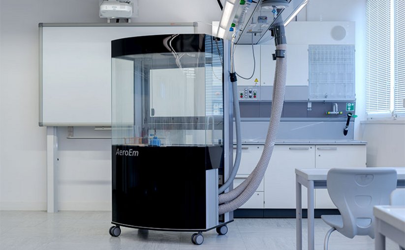 Mobile fume hood with castors and flexible service connections