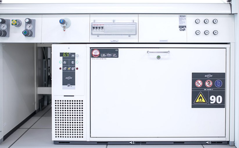 Underbench units for the fume hood