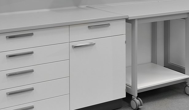 Weißer Laborschrank mit Schubladen und Rollen