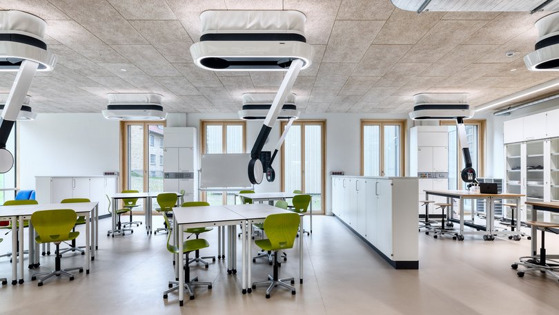 Arbeitsplätze mit dem Deckensystem Fly One®