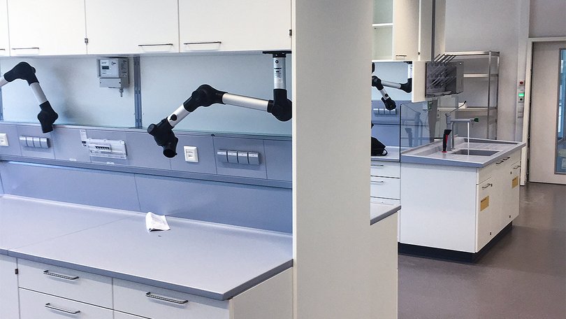 Laboratory benches in a mobile laboratory