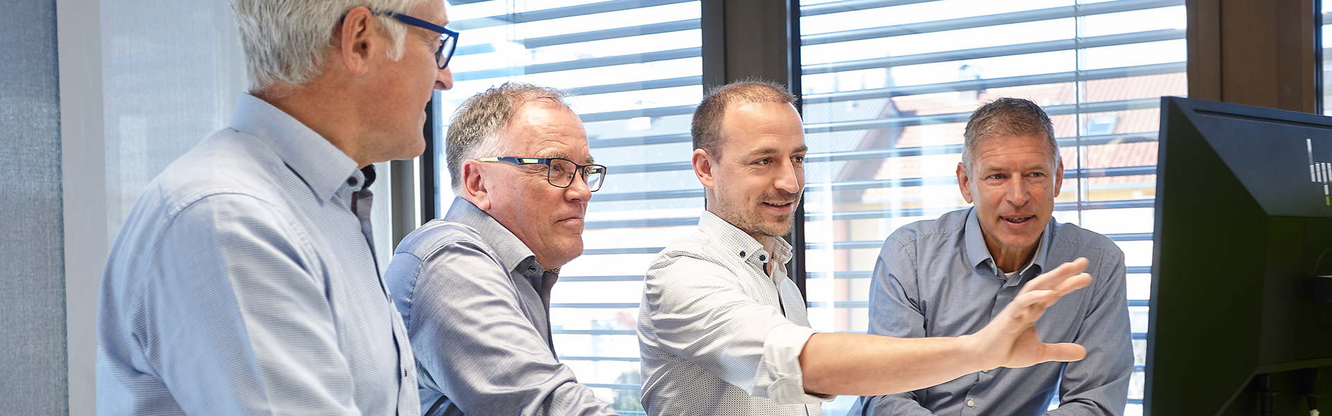 Vier Männer planen ein Projekt