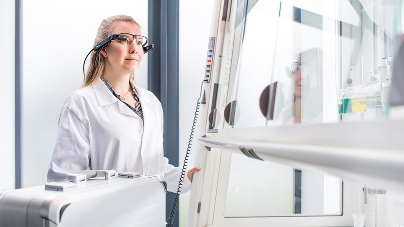 Laborabzug mit arbeitender Person im Fokus