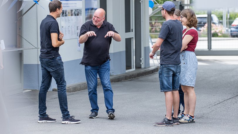 Eine Gruppe Personen unterhalten sich