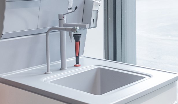 Laborspüle mit Armatur und Tropfpipette