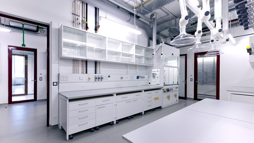 Laboratory with articulated extraction arms