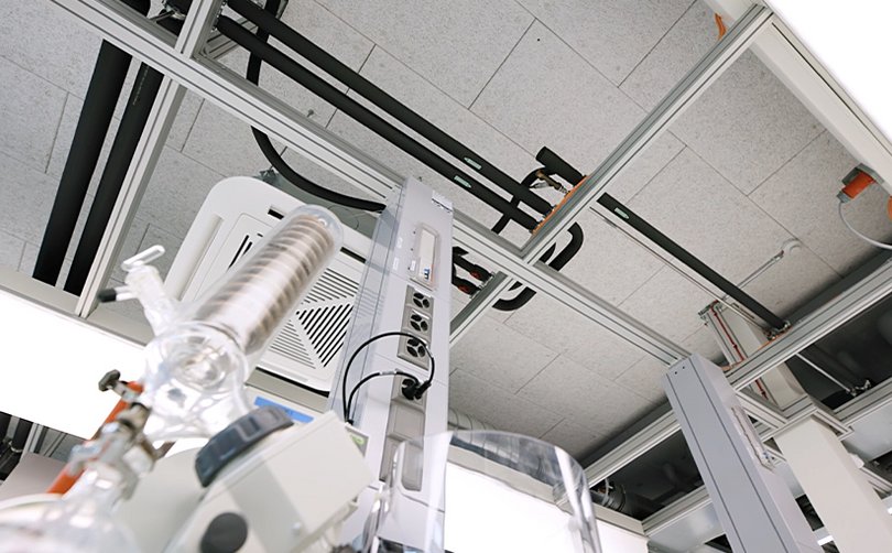 Mediendecke mit Anschlüssen und Leitungen im Labor.
