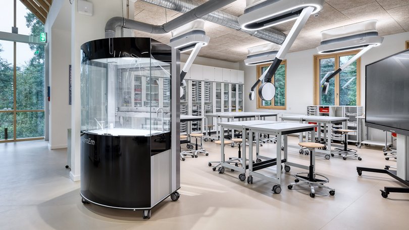 Laboratory with central round experimental module