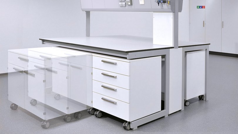 Laboratory bench with mobile underbench cabinets