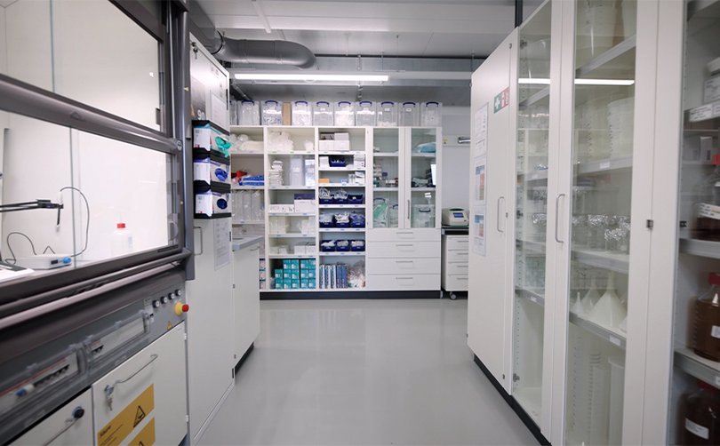 Korridor mit Laborschränken