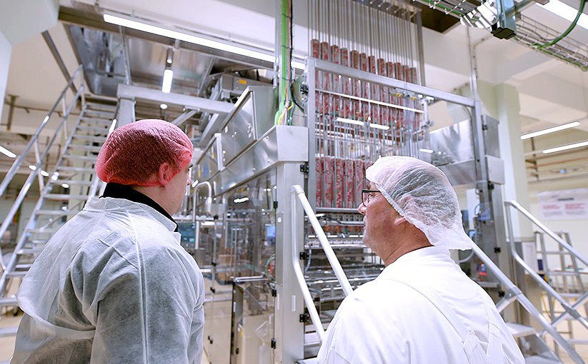 Mitarbeiter begutachten die Anlage