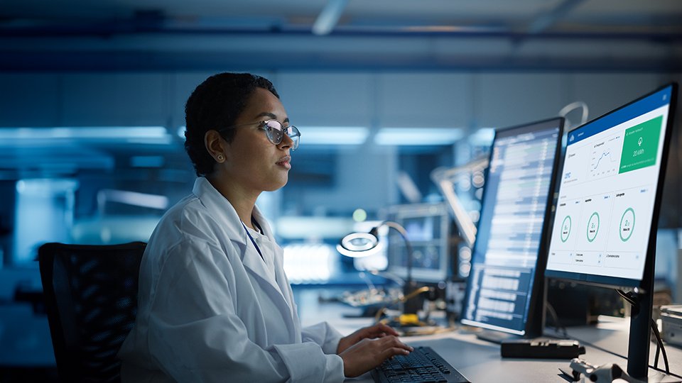 Frau arbeitet mit Lab Control Center im Labor