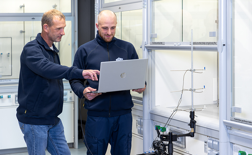 Person arbeitet an technischer Anlage