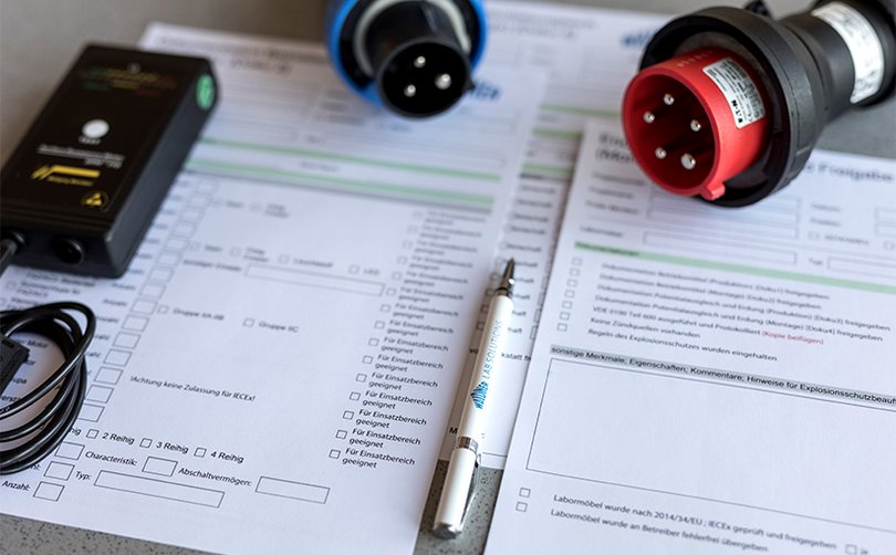 Technische Prüfprotokolle und Industrie-Steckverbinder