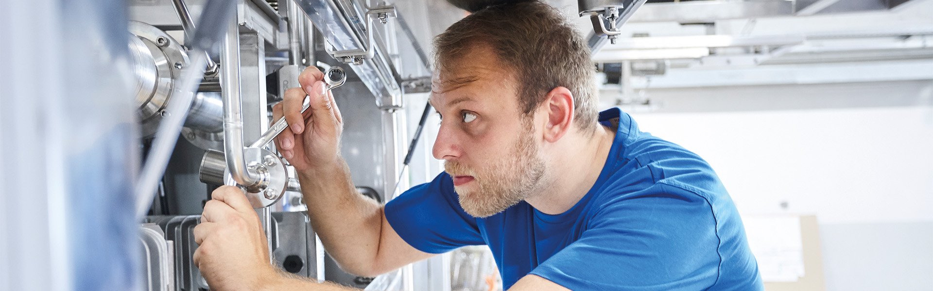 Servicetechniker prüft eine Anlage im laufenden Betrieb