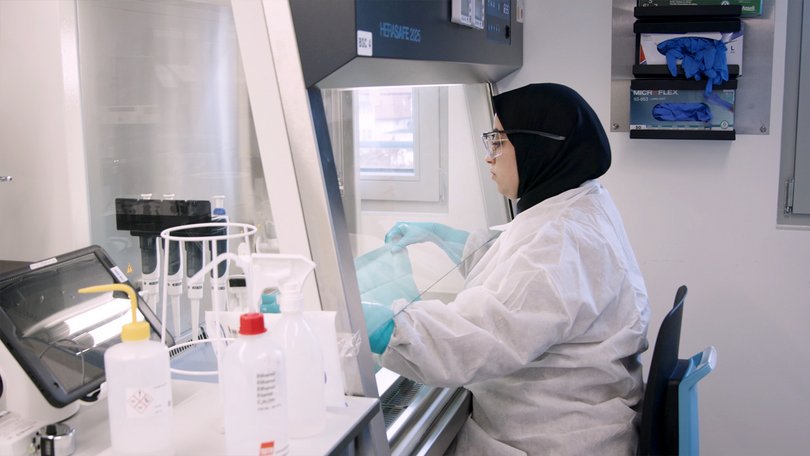 Laborantin arbeitet am Secuflow mit Proben.