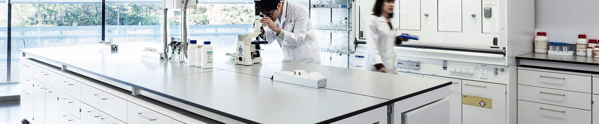 Modernes Labor mit Forschenden an Labortischen