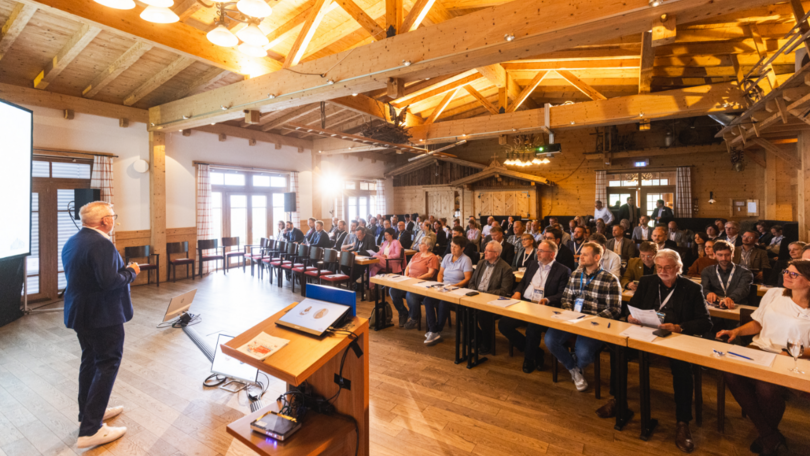 Waldner Labor Fachsymposium: Mann hält Vortrag vor Gruppe