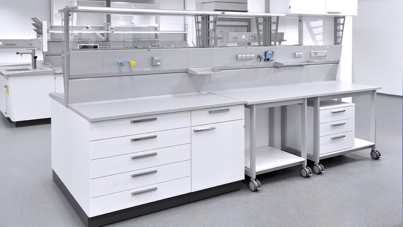 Laboratory with mobile tables and service duct element