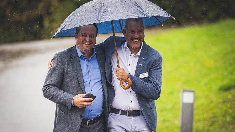 Waldner Labor Fachsymposium: Teilnehmer unter einem Regenschirm