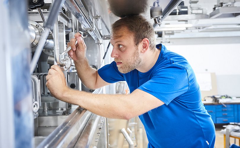 Mitarbeiter checkt eine Anlage