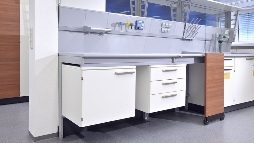 Laboratory bench with underbench cabinet and moveable splash protection