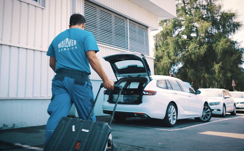 Servicetechniker kommt mit Equipment beim Kunden an