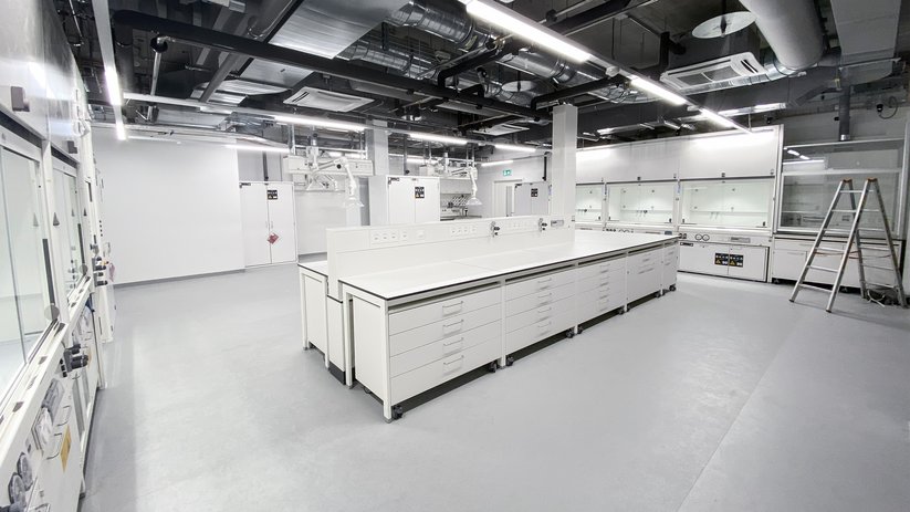 Workstations with fume cupboards