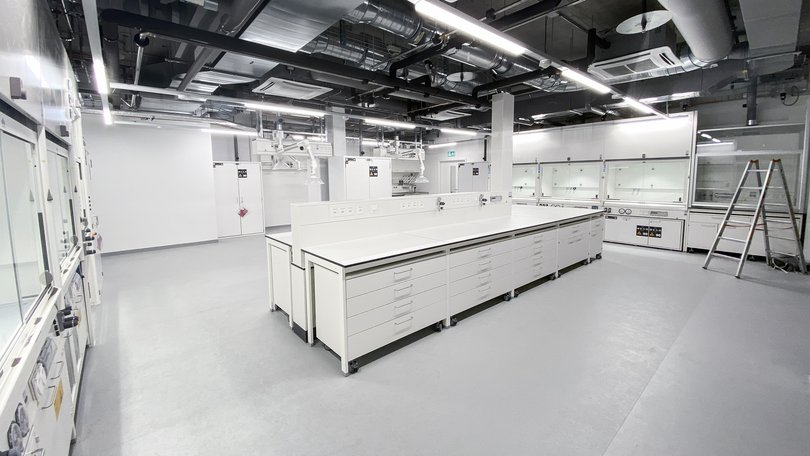 Arbeitsplätze mit Laborabzügen