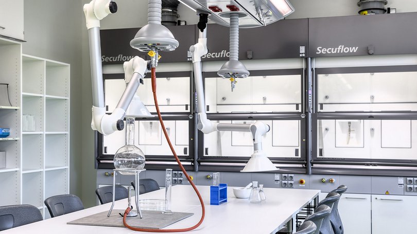 Laboratory with fume hoods and flexible ventilation systems