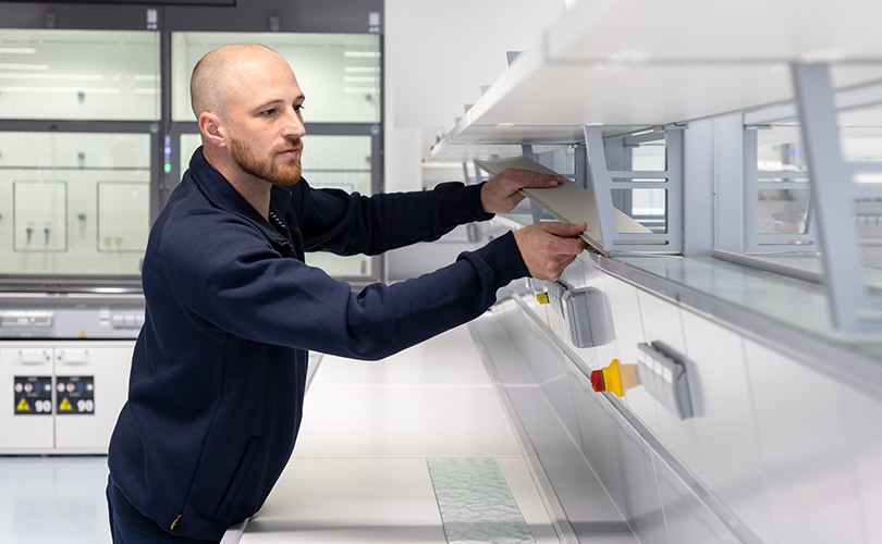 Mann repariert ein Regal